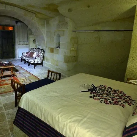 Sinasos Palace Cave